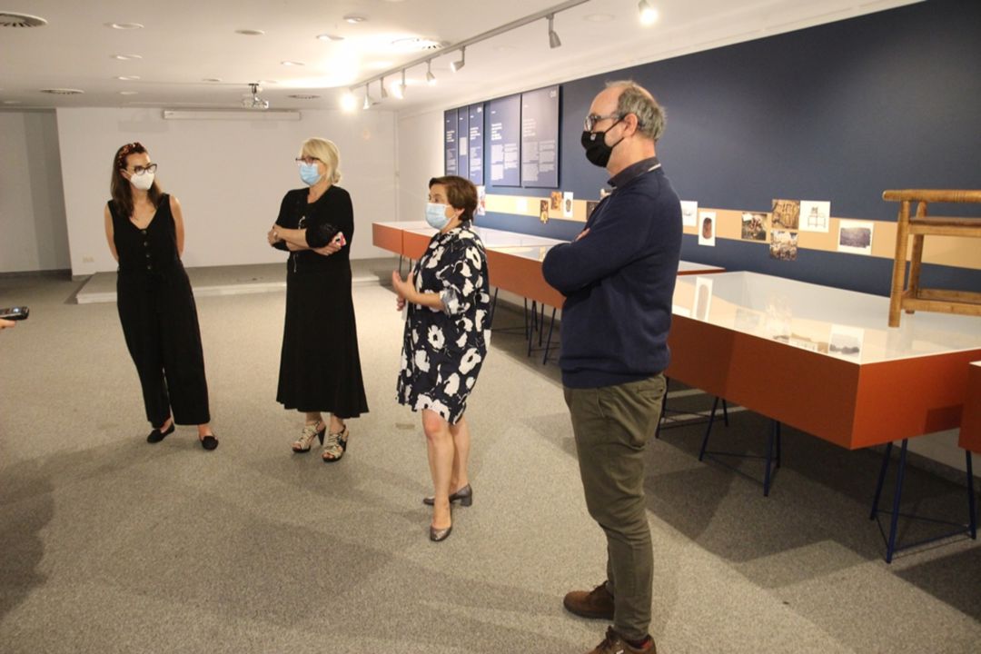 Paloma García Díaz, directora del los Museos Arqueologicos de Gijón, la delegada de cultura, Juncal Eizaguirre y Carlos Olaetxea, director de Gordailua Paloma García Díaz, directora del los Museos Arqueologicos de Gijón, la delegada de cultura, Juncal Eizaguirre y Carlos Olaetxea, director de Gordailua
