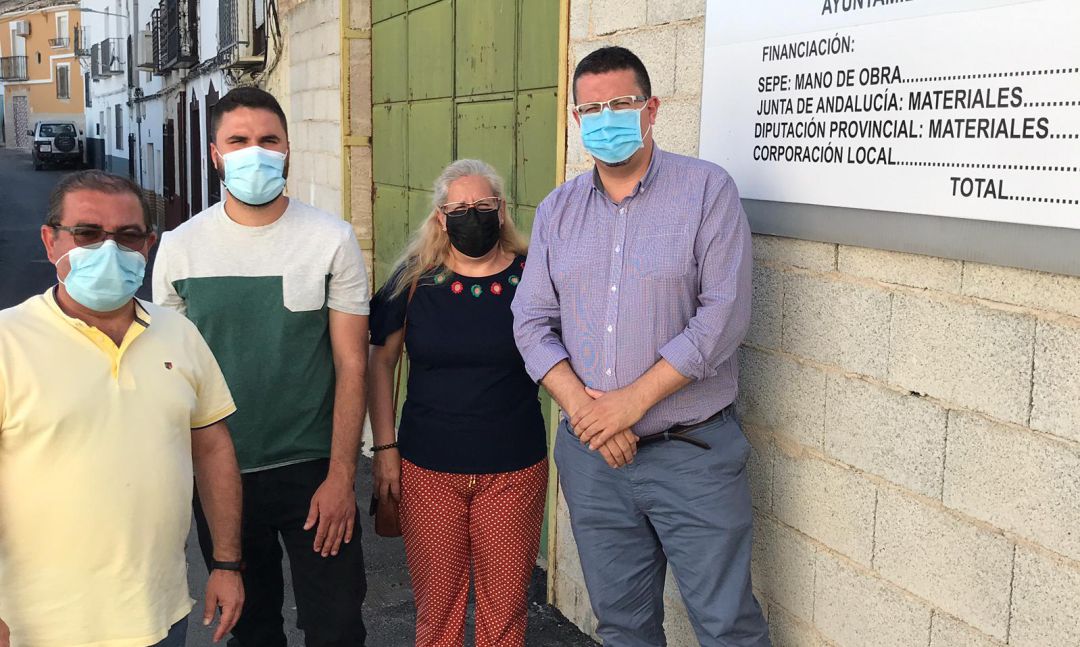 El diputado de Infraestructuras Municipales, José Castro, con los concejales y el alcalde de Pegalajar, Manuel Carrascosa. El diputado de Infraestructuras Municipales, José Castro, con los concejales y el alcalde de Pegalajar, Manuel Carrascosa.