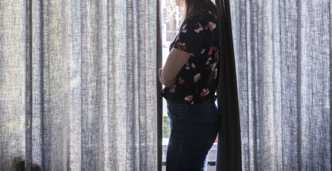 Imagen de recurso de una mujer embarazada mirando por la ventana Imagen de recurso de una mujer embarazada mirando por la ventana
