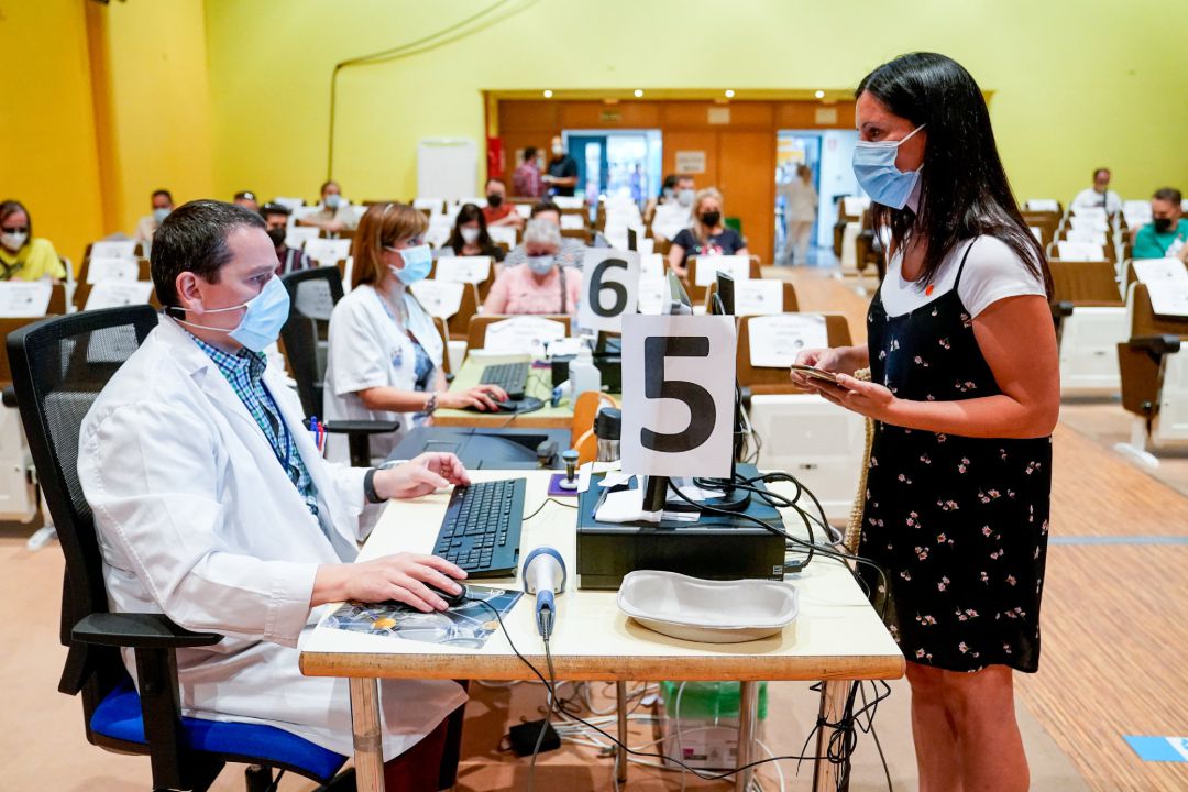 Una mujer entrega su documentación para recibir la primera dosis de la vacuna de Pfizer-BioNTech contra el Covid-19, a 9 de junio de 2021, en el Hospital Severo Ochoa de Leganés. Una mujer entrega su documentación para recibir la primera dosis de la vacuna de Pfizer-BioNTech contra el Covid-19, a 9 de junio de 2021, en el Hospital Severo Ochoa de Leganés.