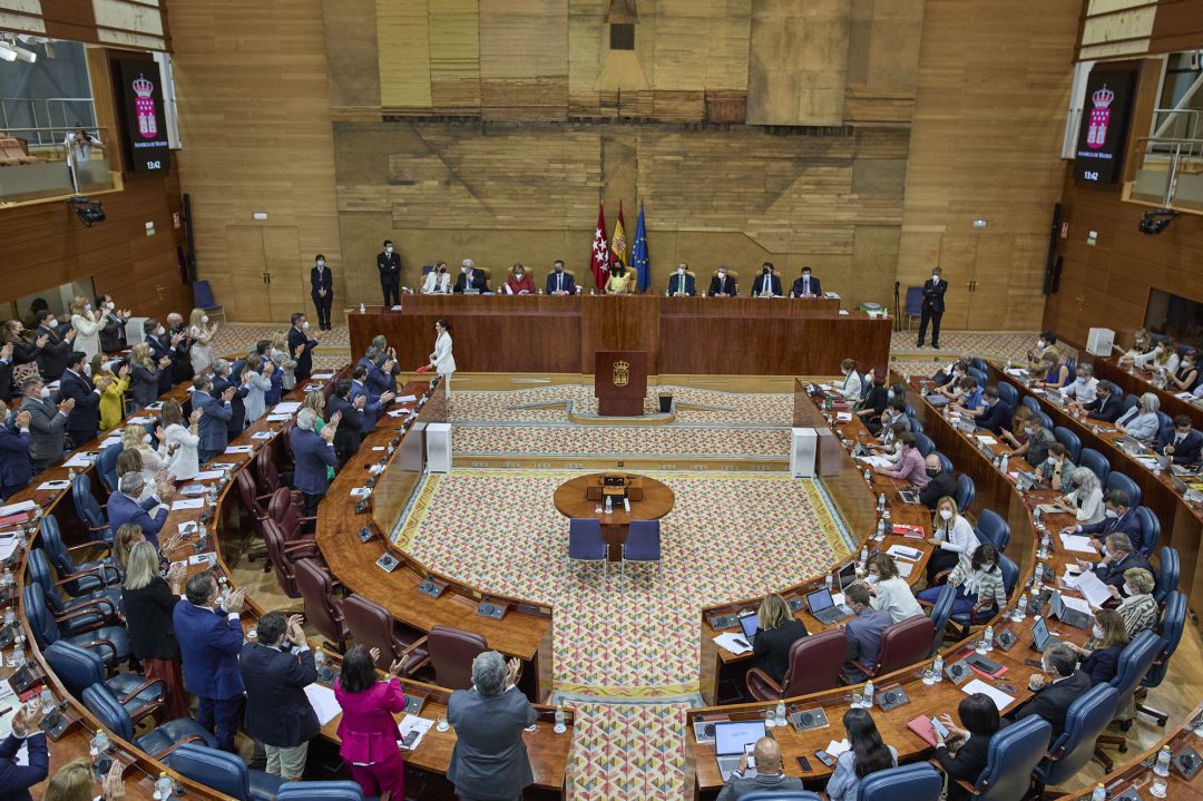 La presidenta de la Comunidad de Madrid, Isabel Díaz Ayuso, abandona el estrado tras intervenir en el debate de la sesión de investidura. La presidenta de la Comunidad de Madrid, Isabel Díaz Ayuso, abandona el estrado tras intervenir en el debate de la sesión de investidura.