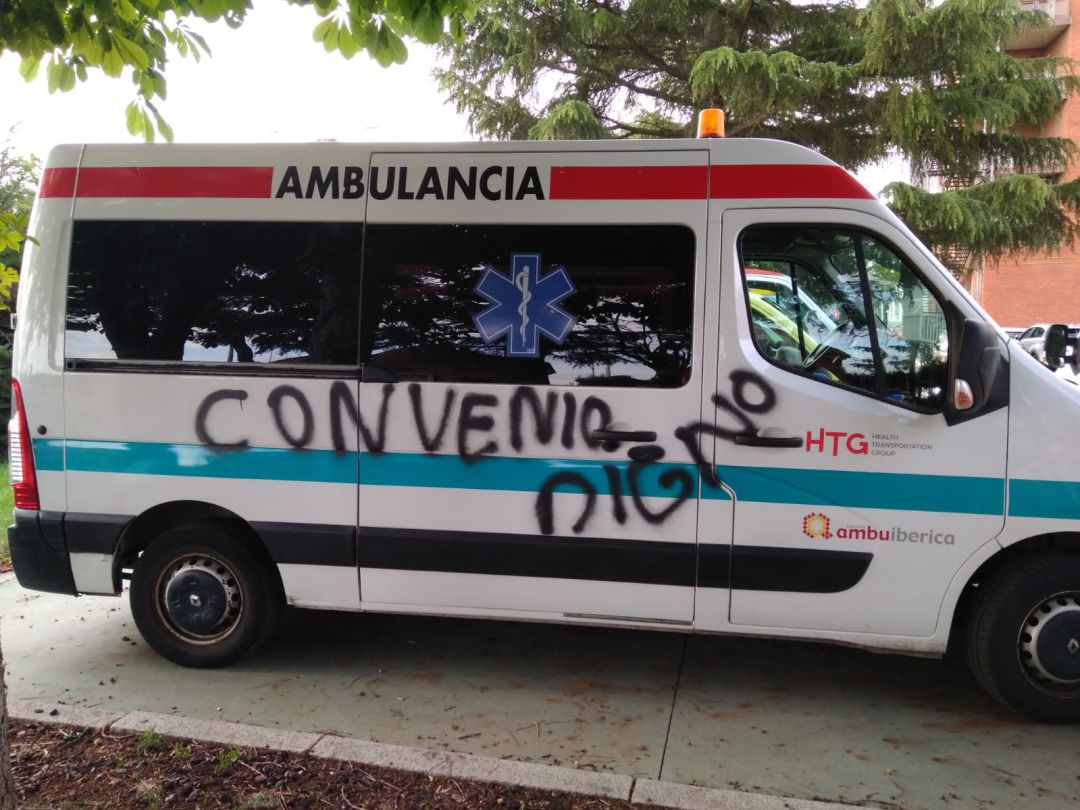 Encienden pastillas de barbacoa junto a las ruedas de una ambulancia en Palencia y causan daños al vehículo Encienden pastillas de barbacoa junto a las ruedas de una ambulancia en Palencia y causan daños al vehículo