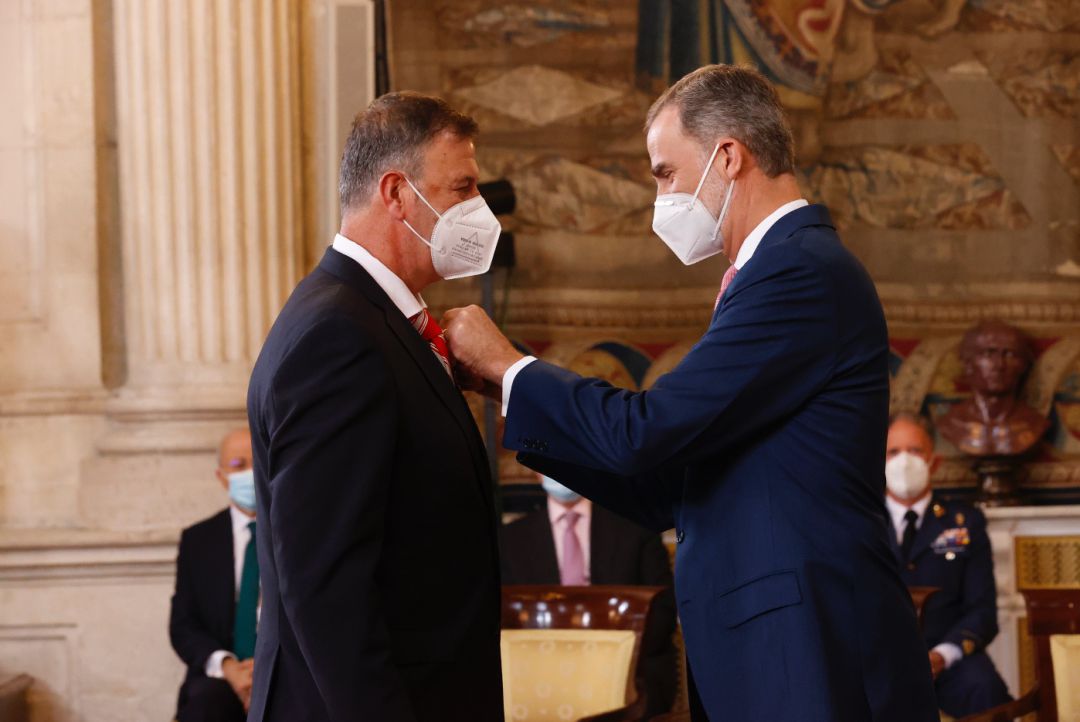Manuel Vinatea recibe el reconocimiento de manos del Rey Felipe VI. Manuel Vinatea recibe el reconocimiento de manos del Rey Felipe VI.