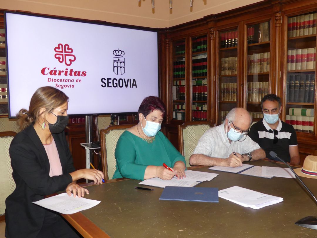 Rueda de prensa en la que Ayuntamiento y Cáritas han fimado el convenio Rueda de prensa en la que Ayuntamiento y Cáritas han fimado el convenio