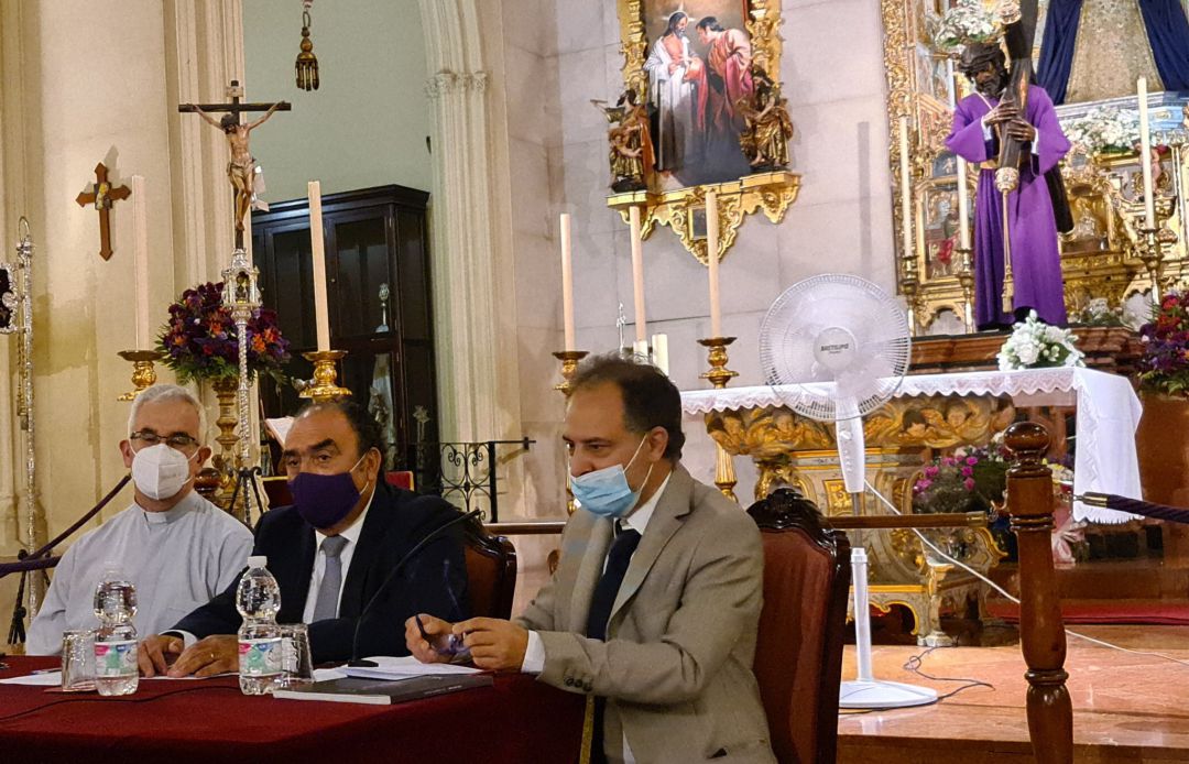 De izquierda a derecha, fray Juan Dobado, el hermano mayor de Los Gitanos, José María Flores, y el coordinador de la obra, Fernando Gabardón De izquierda a derecha, fray Juan Dobado, el hermano mayor de Los Gitanos, José María Flores, y el coordinador de la obra, Fernando Gabardón