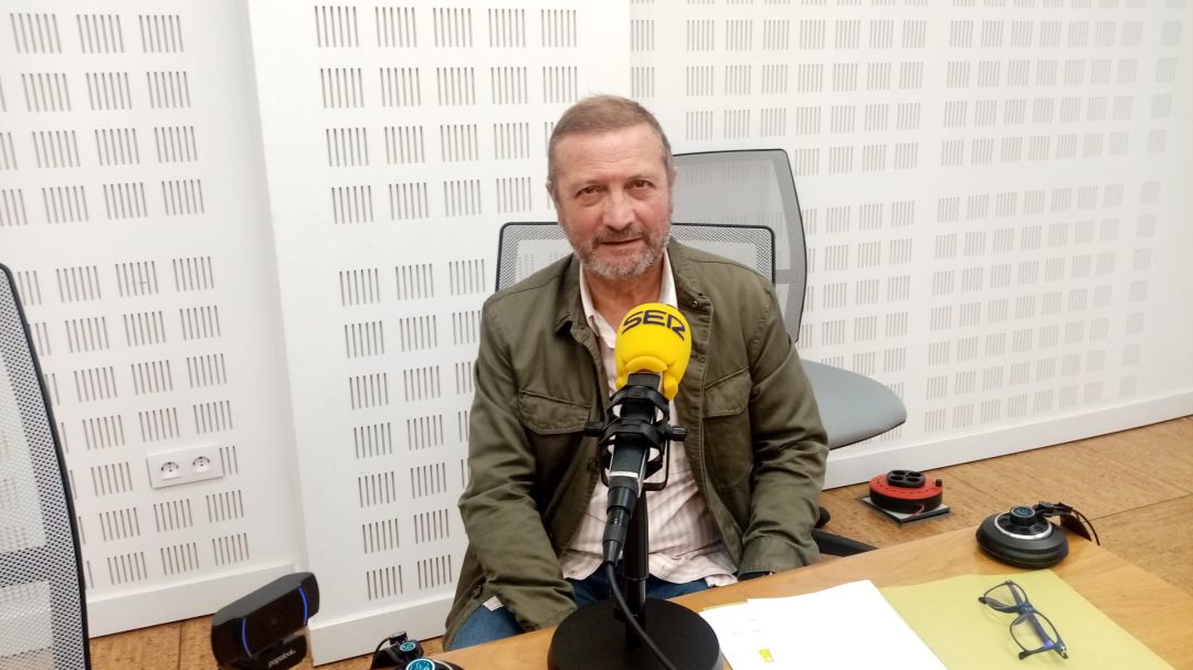 Ramón Díaz Alcaraz ante el micrófono de Radio Sevilla Ramón Díaz Alcaraz ante el micrófono de Radio Sevilla