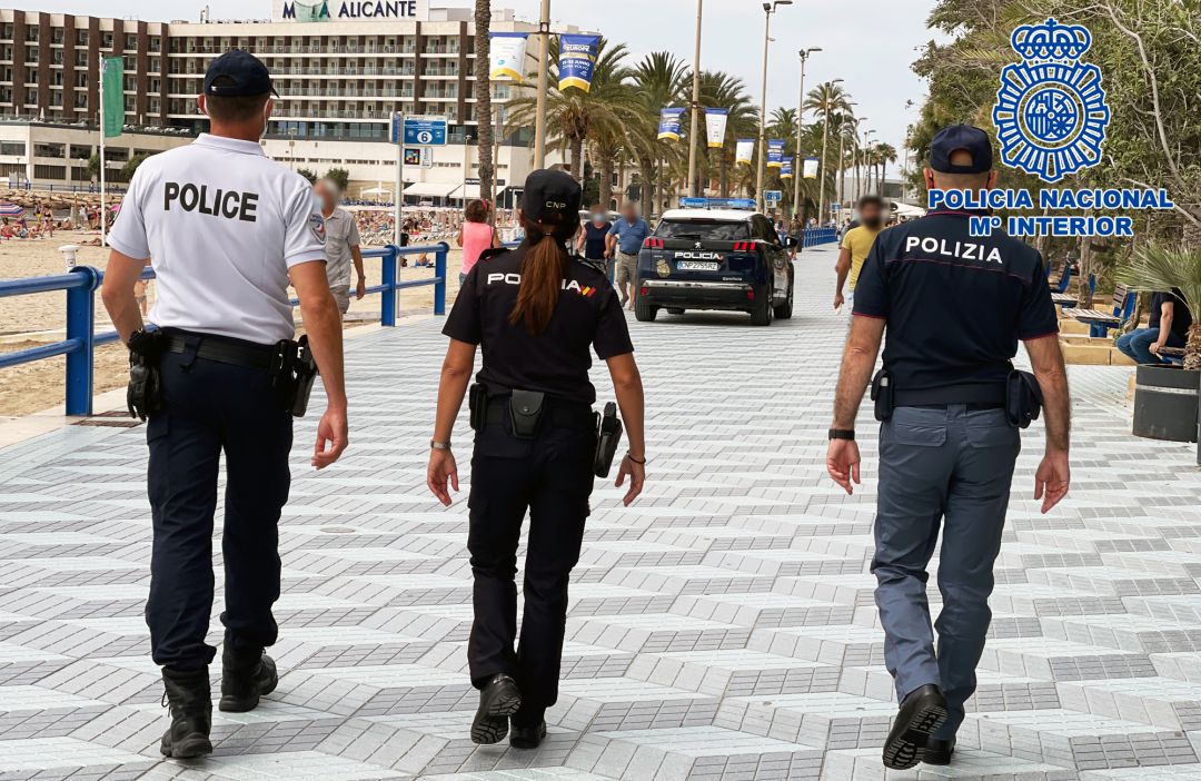 Imagen de agentes de policía de diferentes nacionalidades Imagen de agentes de policía de diferentes nacionalidades
