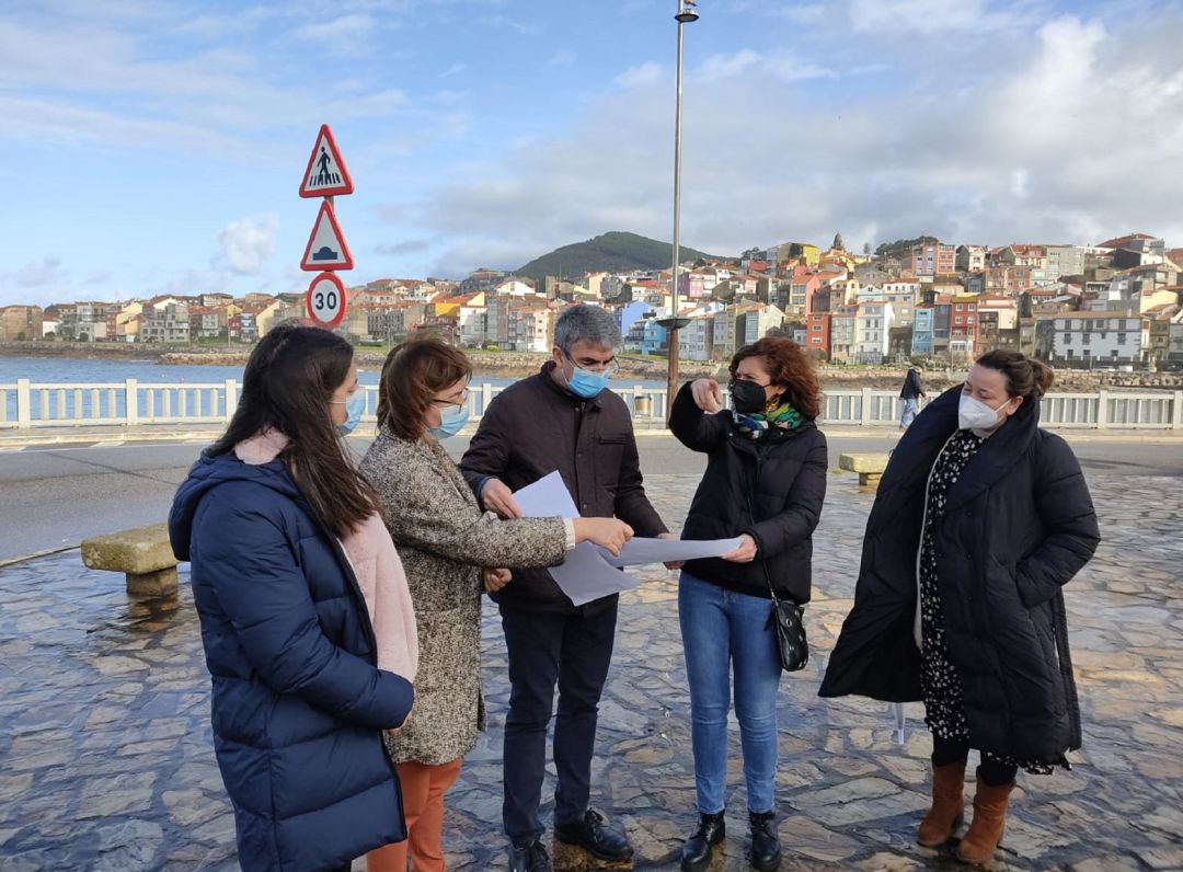 Antonio Lomba, alcalde de A Guarda, junto a la diputada del PSdG, Leticia Gallego (segunda por la derecha) comentando el proyecto del acceso sur al puerto de la villa. Antonio Lomba, alcalde de A Guarda, junto a la diputada del PSdG, Leticia Gallego (segunda por la derecha) comentando el proyecto del acceso sur al puerto de la villa.