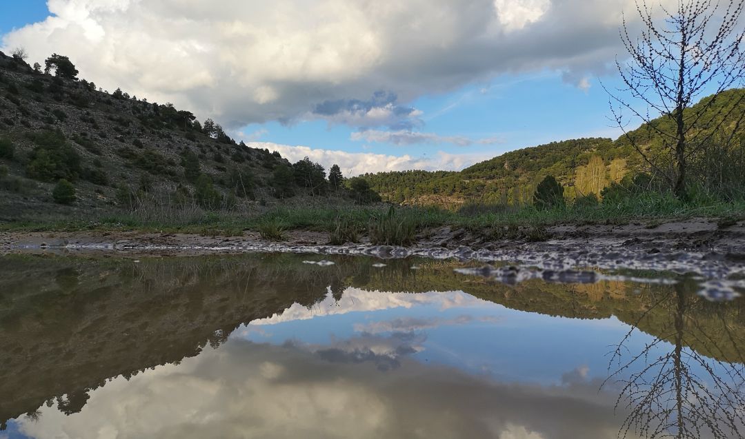 Un punto en el recorrido de este sendero que sigue el curso del río Huécar y se cruza con el arroyo de la Rambla. Un punto en el recorrido de este sendero que sigue el curso del río Huécar y se cruza con el arroyo de la Rambla.