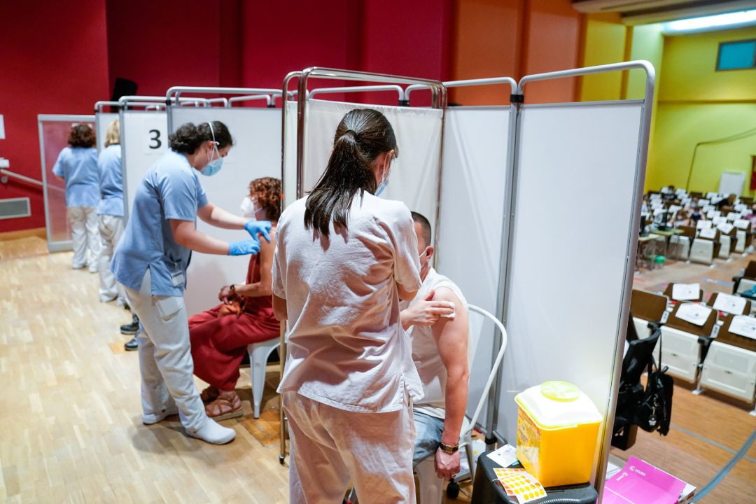 Dos personas reciben la primera dosis de la vacuna de Pfizer-BioNTech contra el Covid-19 en el Hospital Severo Ochoa de Leganés, Leganés. Dos personas reciben la primera dosis de la vacuna de Pfizer-BioNTech contra el Covid-19 en el Hospital Severo Ochoa de Leganés, Leganés.