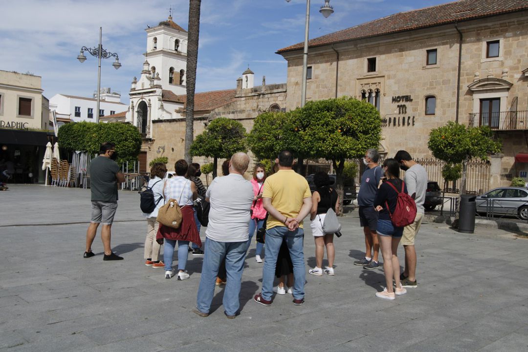 Un grupo de turistas en la Plaza de España de Mérida el pasado mes de mayo de 2021 Un grupo de turistas en la Plaza de España de Mérida el pasado mes de mayo de 2021