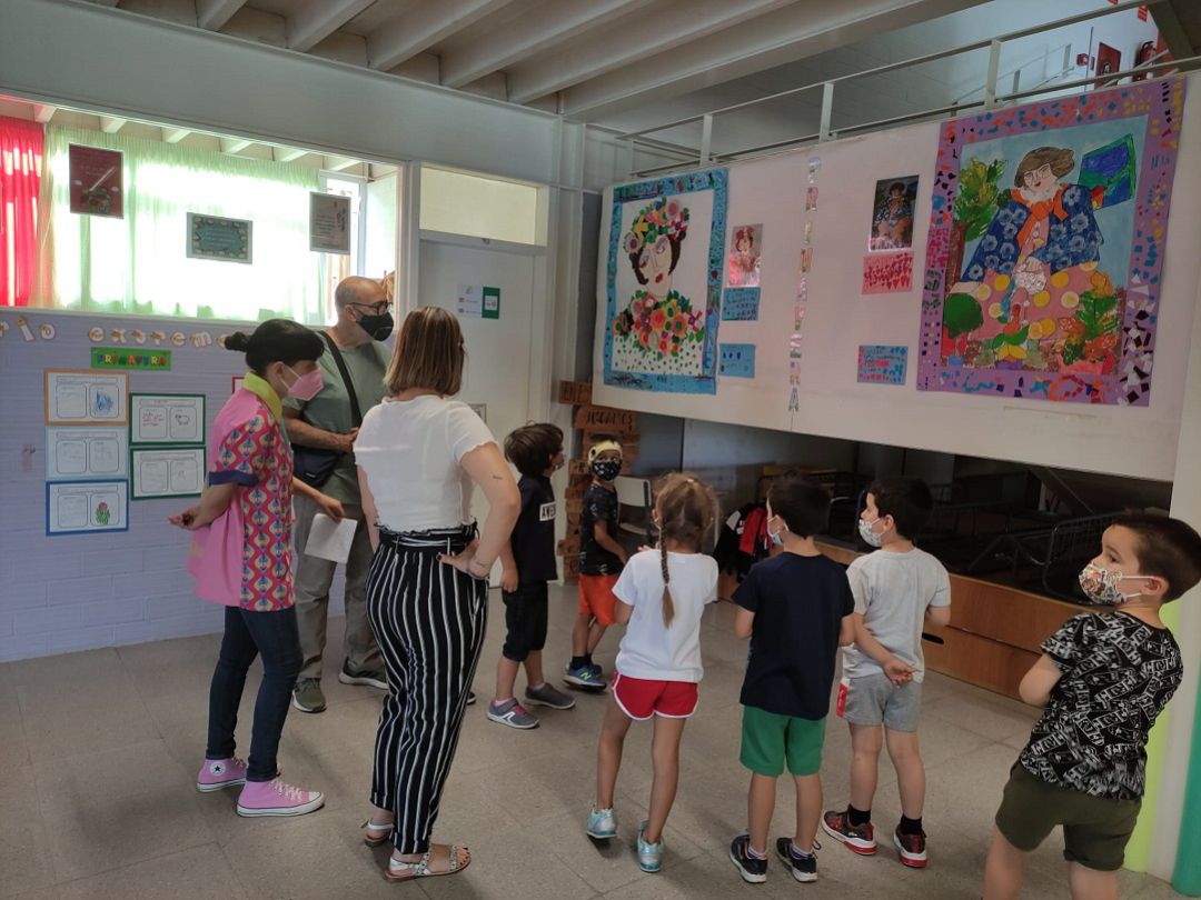 Alumnos, docentes y el pintor "Vito Cano" contemplando las obras de "Estaciones con arte". Alumnos, docentes y el pintor "Vito Cano" contemplando las obras de "Estaciones con arte".