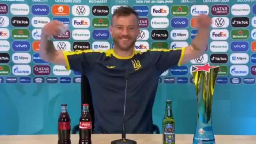 Yarmolenko en rueda de prensa Yarmolenko en rueda de prensa