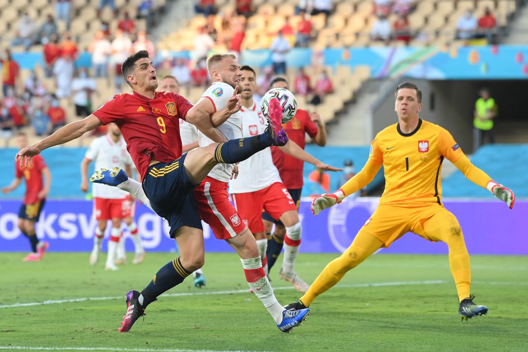 Gerard Moreno busca el remate en el encuentro ante Polonia Gerard Moreno busca el remate en el encuentro ante Polonia