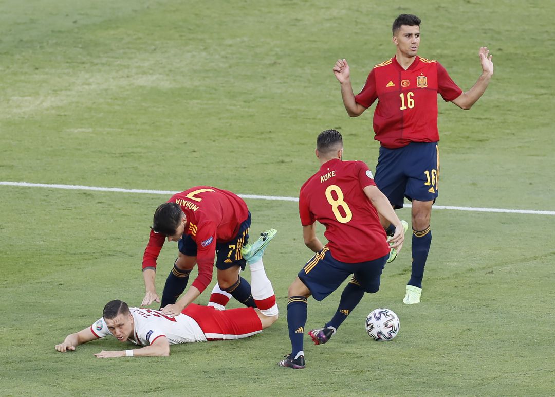 Zielinski después de caer en el área tras chocar con Morata Zielinski después de caer en el área tras chocar con Morata