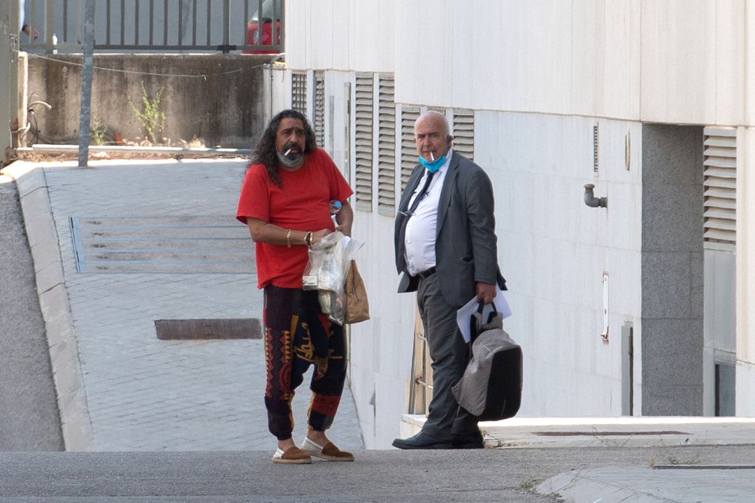 El cantaor Diego 'El Cigala' sale de los juzgados tras quedar en libertad incondicional junto a uno de sus abogados, a 10 de junio de 2021, en Madrid (España).
El cantaor Diego 'El Cigala' sale de los juzgados tras quedar en libertad incondicional junto a uno de sus abogados, a 10 de junio de 2021, en Madrid (España).