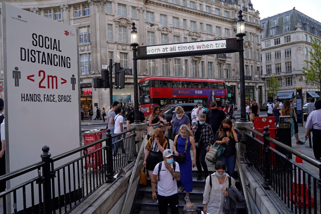 Varias personas entrar en una boca de metro de Londres Varias personas entrar en una boca de metro de Londres