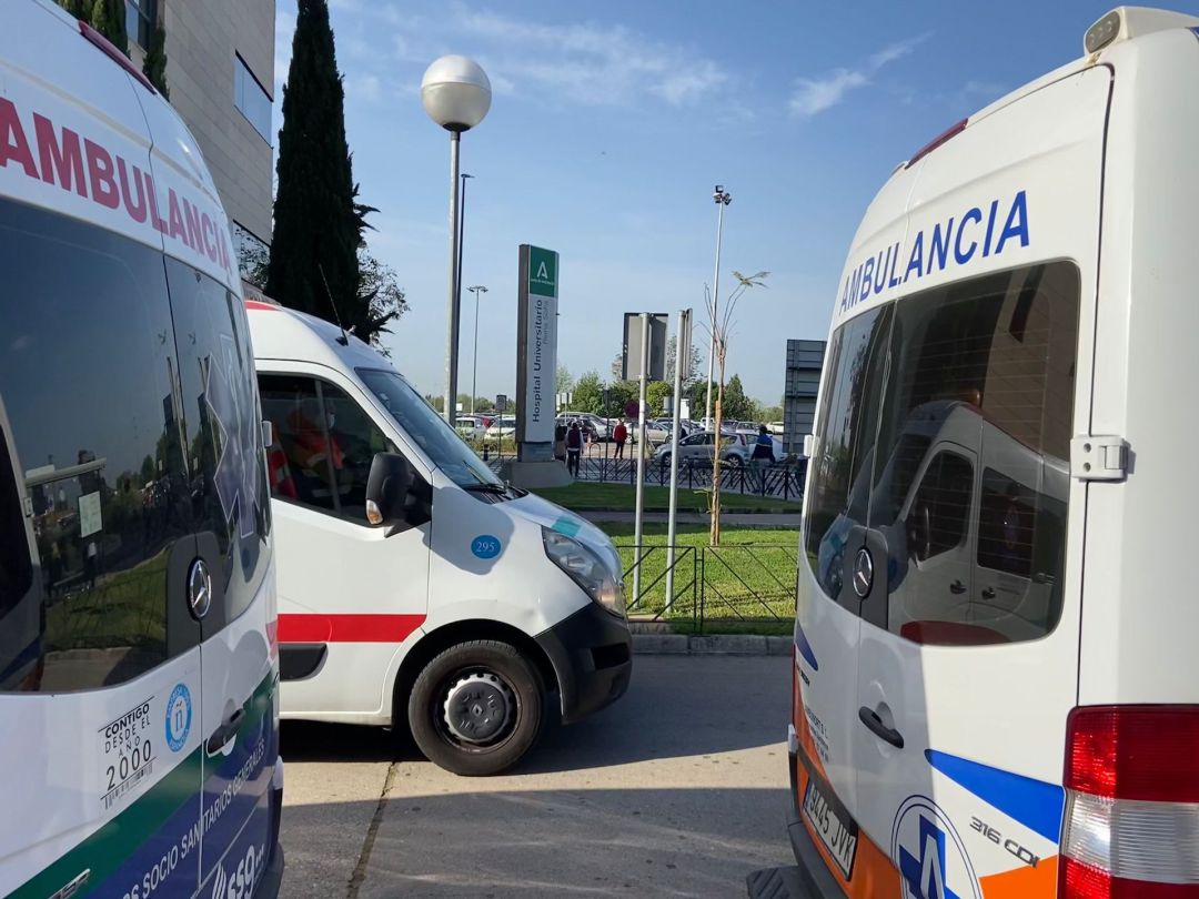 Ambulancias a las puertas del Hospital Reina Sofía de Córdoba, en una imagen de archivo Ambulancias a las puertas del Hospital Reina Sofía de Córdoba, en una imagen de archivo
