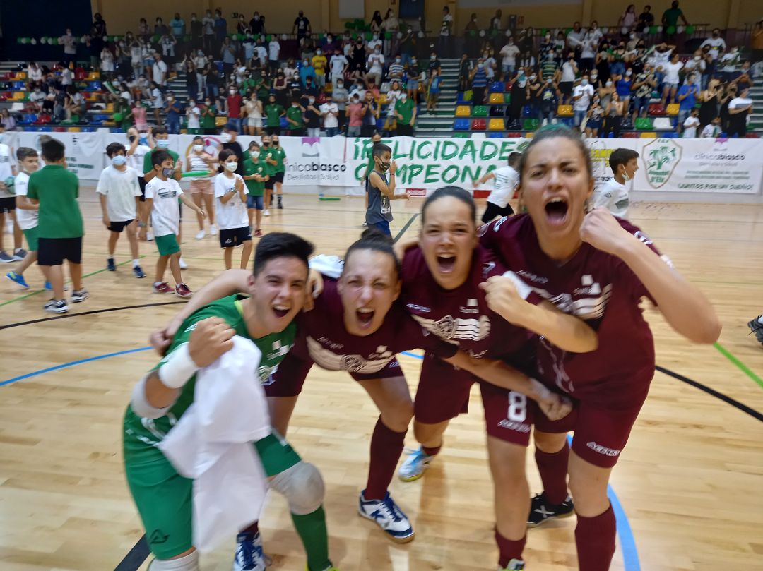 Las jugadoras del Joventut han celebrado el ascenso por todo lo alto Las jugadoras del Joventut han celebrado el ascenso por todo lo alto