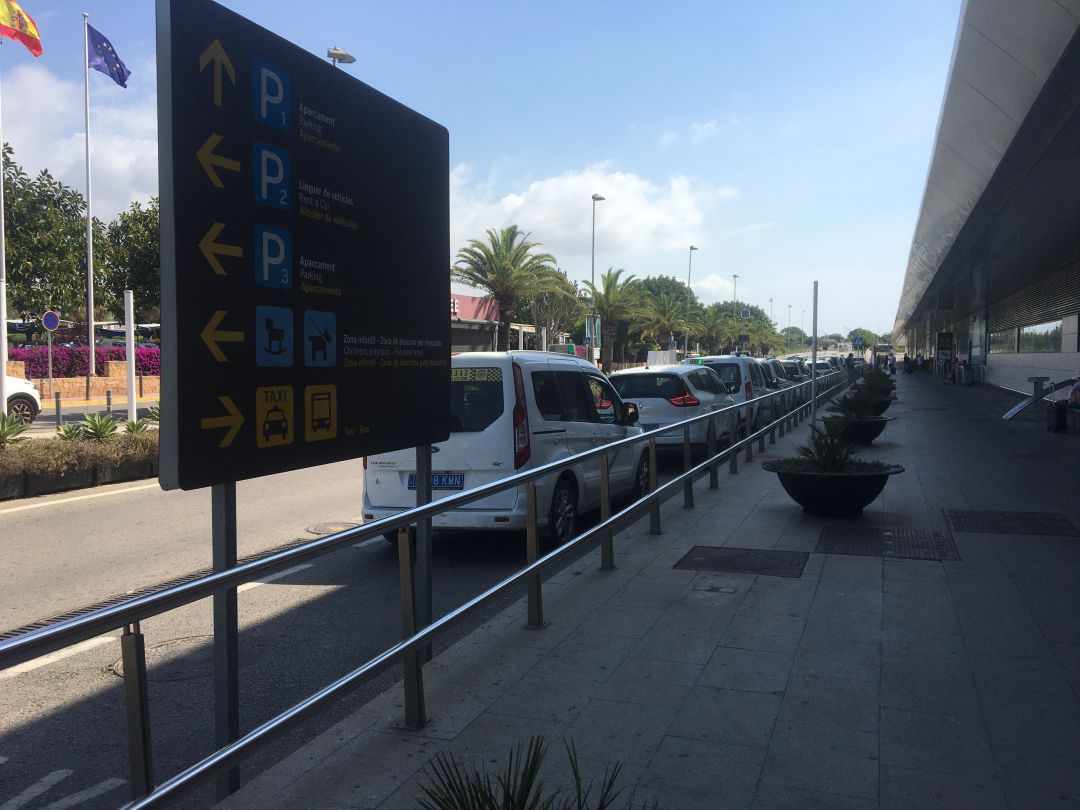 Taxis en la parada del Aeropuerto Taxis en la parada del Aeropuerto