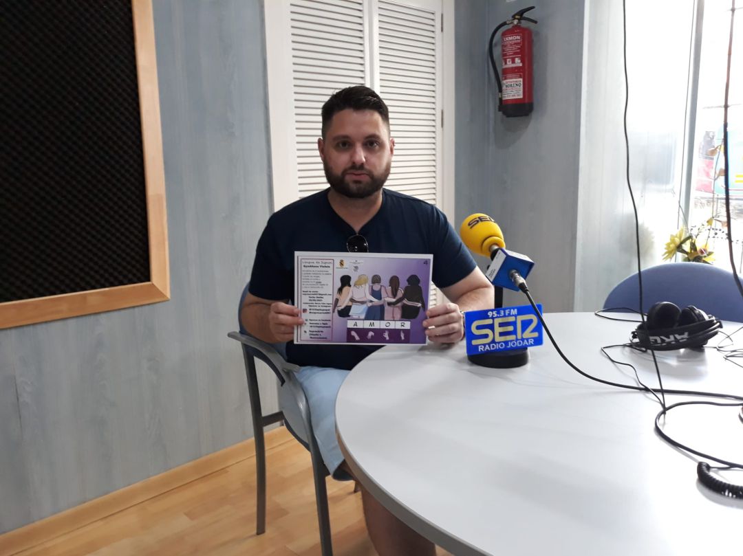 José Antonio Vílchez Triguero muestra uno de los arteles en nuestros estudios, tras la entrevista José Antonio Vílchez Triguero muestra uno de los arteles en nuestros estudios, tras la entrevista