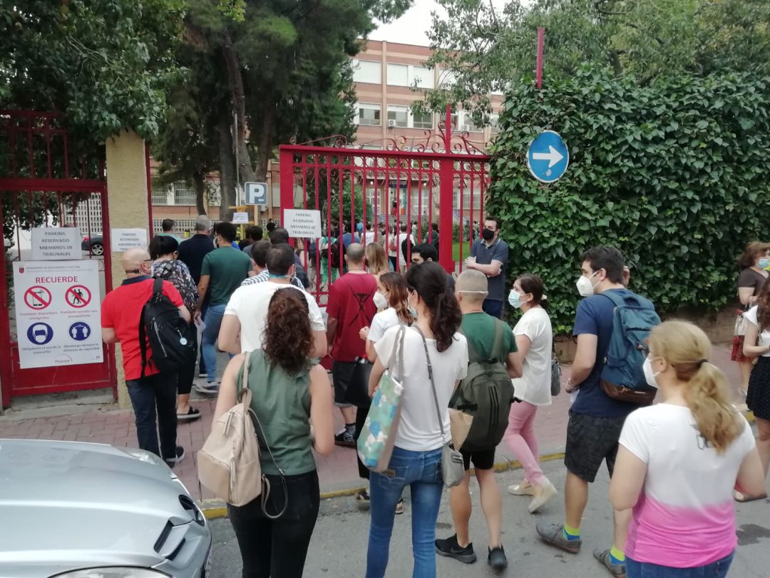Opositores en los accesos a una de las sedes ubicada en Alcantarilla Opositores en los accesos a una de las sedes ubicada en Alcantarilla