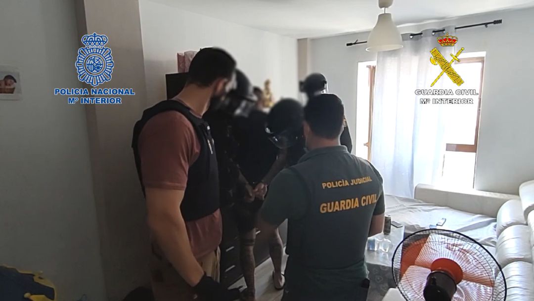 Desarticulan en Andalucía un grupo muy violento dedicado al cobro de deudas. El jefe de la banda criminal ha sido detenido en un piso okupa en la localidad gaditana de Sanlúcar de Barrameda Desarticulan en Andalucía un grupo muy violento dedicado al cobro de deudas. El jefe de la banda criminal ha sido detenido en un piso okupa en la localidad gaditana de Sanlúcar de Barrameda