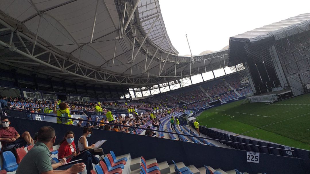 Miles de opositores se presentan a las plazas de administración de la Diputación de Valencia este sábado en el estadio Ciutat de València. Miles de opositores se presentan a las plazas de administración de la Diputación de Valencia este sábado en el estadio Ciutat de València.