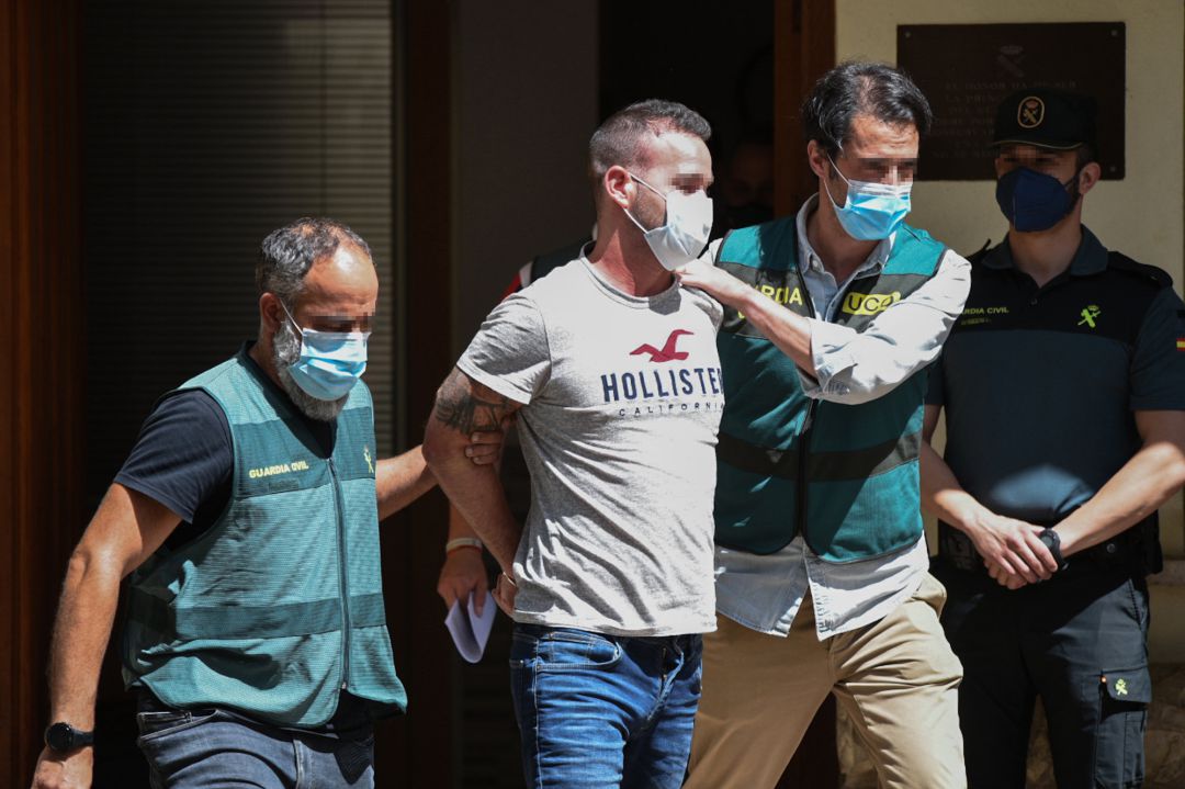 El detenido acusado de asesinar, en diciembre de 2019, a la joven Wafaa Sebbah, escoltado por agentes de la Guardia Civil a su salida del cuartel de Carcaixent. El detenido acusado de asesinar, en diciembre de 2019, a la joven Wafaa Sebbah, escoltado por agentes de la Guardia Civil a su salida del cuartel de Carcaixent.