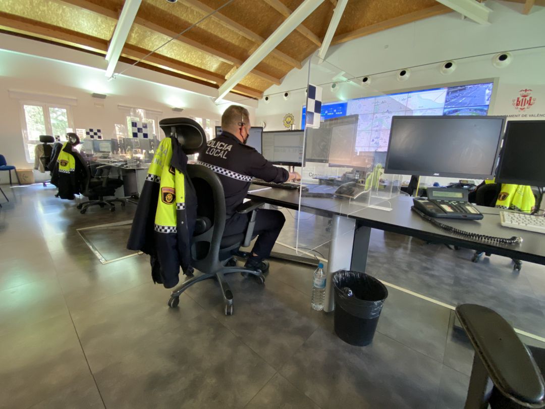 Agentes de la Policía Local de València atendiendo las llamadas de la ciudadanía al 092. Agentes de la Policía Local de València atendiendo las llamadas de la ciudadanía al 092.