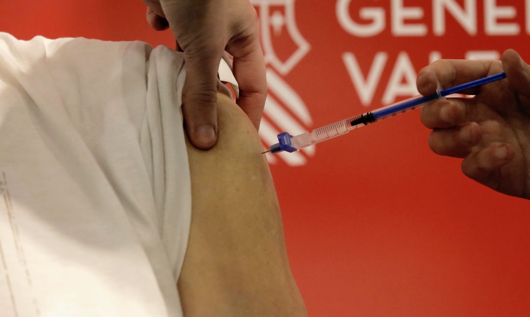 El personal sanitario inyecta una dosis de la vacuna contra el coronavirus a una persona en València. El personal sanitario inyecta una dosis de la vacuna contra el coronavirus a una persona en València.