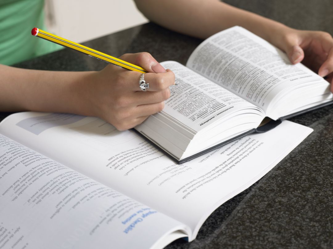 Una persona estudiando Una persona estudiando
