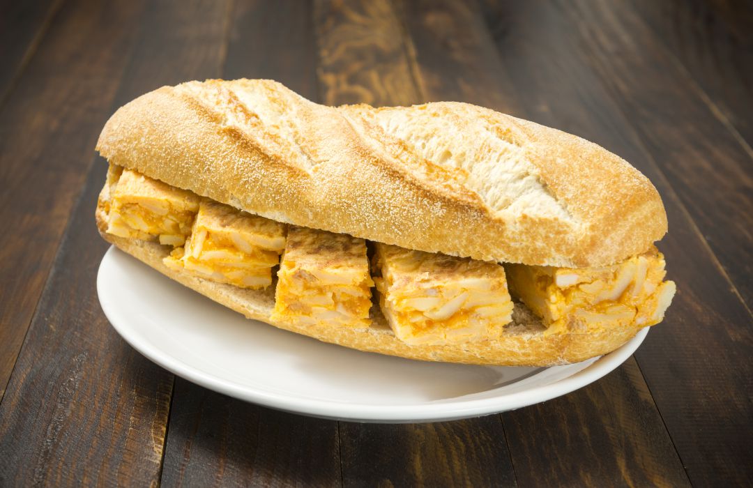Un bocadillo de tortilla de patata Un bocadillo de tortilla de patata