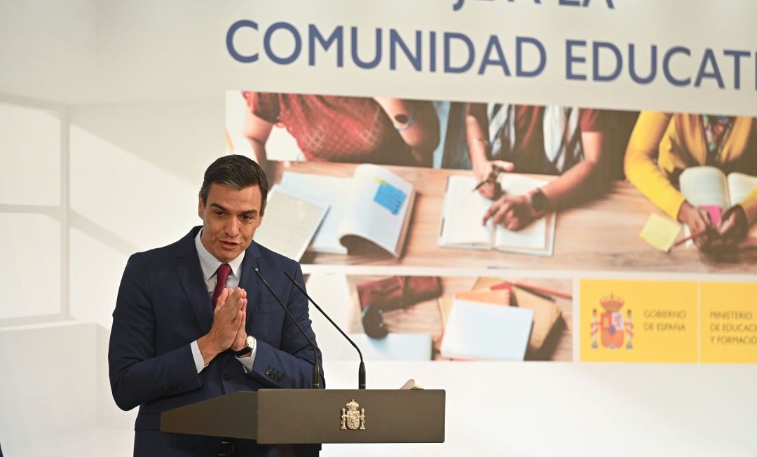 El presidente del Gobierno, Pedro Sánchez, preside un acto de homenaje a la comunidad educativa para reconocer el esfuerzo realizado por alumnos, docentes y familias para mantener la escuela abierta durante la pandemia del coronavirus, este sábado en el palacio de la Moncloa en Madrid. El presidente del Gobierno, Pedro Sánchez, preside un acto de homenaje a la comunidad educativa para reconocer el esfuerzo realizado por alumnos, docentes y familias para mantener la escuela abierta durante la pandemia del coronavirus, este sábado en el palacio de la Moncloa en Madrid.