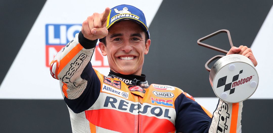 Marc Márquez posa con el trofeo del Gran Premio de Alemania Marc Márquez posa con el trofeo del Gran Premio de Alemania