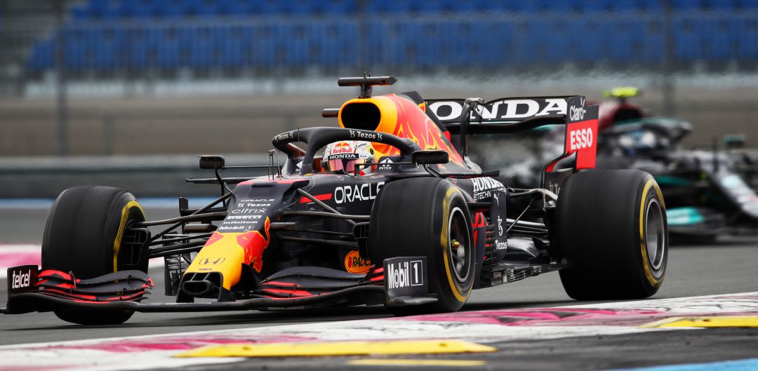 Verstappen supera a Hamilton a pocas curvas del final Verstappen supera a Hamilton a pocas curvas del final