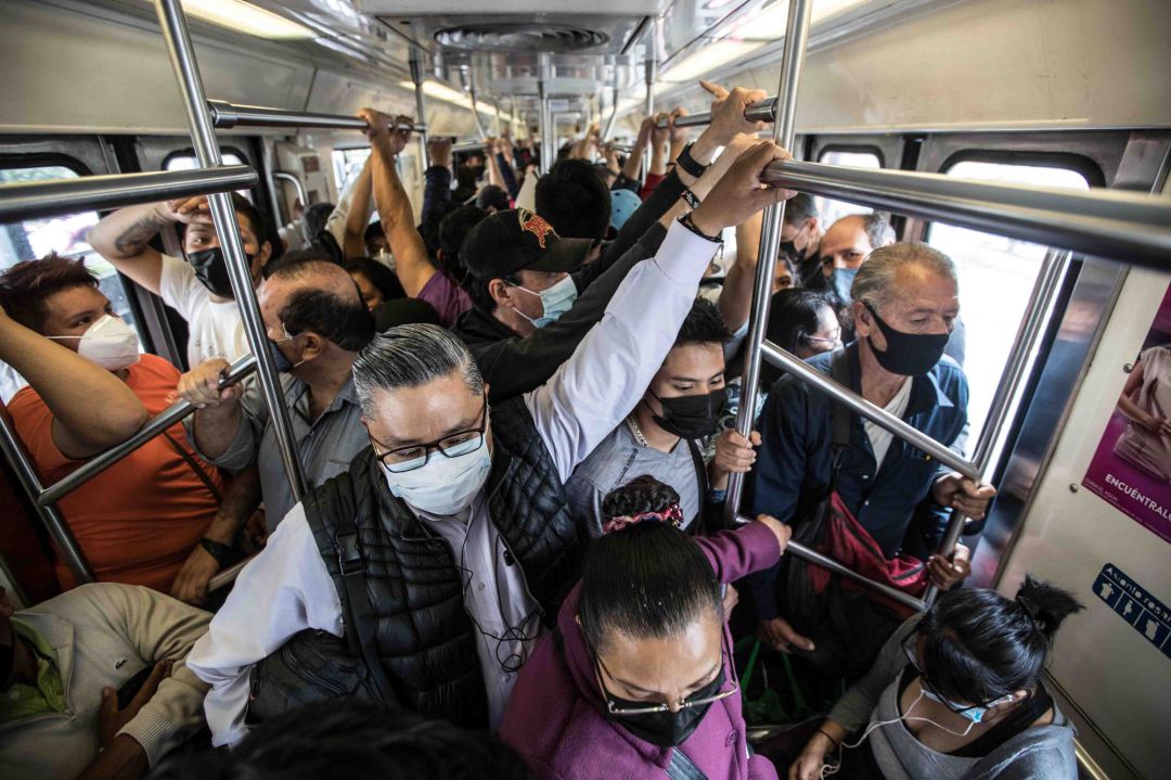 Varias personas viajan en transporte público en México Varias personas viajan en transporte público en México