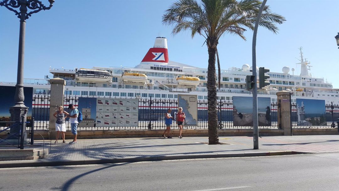 Un crucero atracado en el Muelle de Cádiz Un crucero atracado en el Muelle de Cádiz