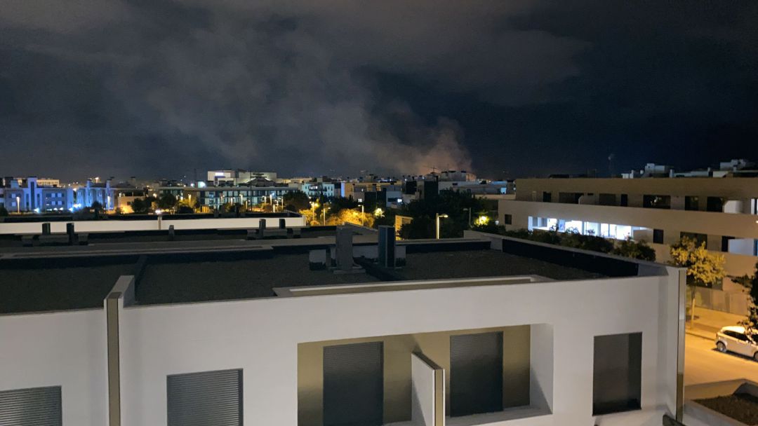 La columna de humo del incendio es visible desde distintos puntos de la ciudad de Córdoba La columna de humo del incendio es visible desde distintos puntos de la ciudad de Córdoba