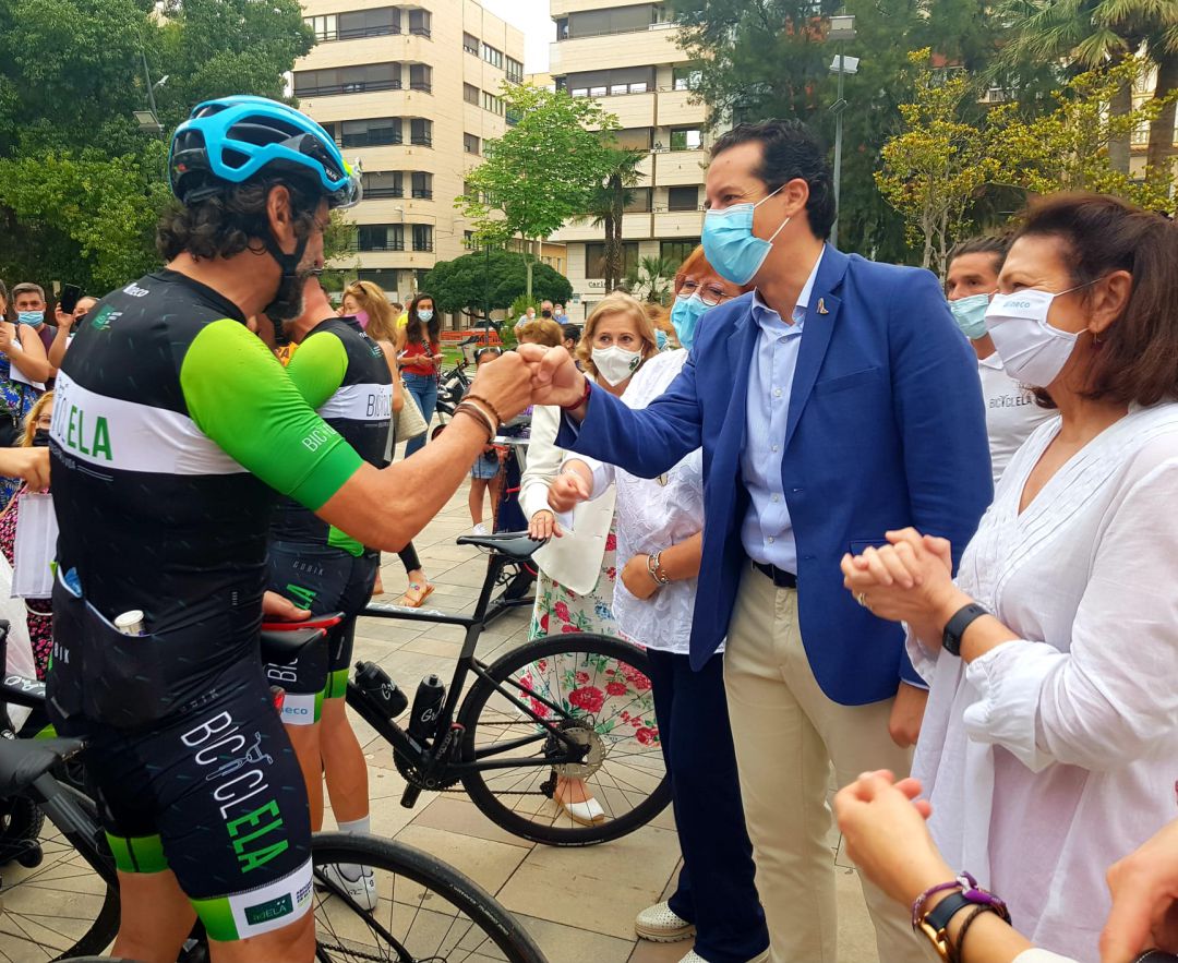 El alcalde de Elda recibe a los ciclistas El alcalde de Elda recibe a los ciclistas