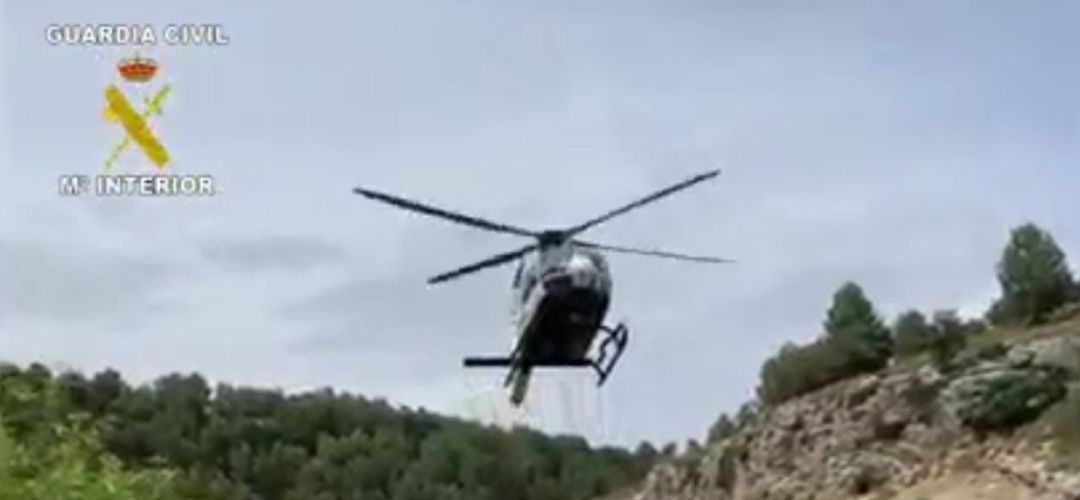 Helicóptero de rescate de la Guardia Civil. Helicóptero de rescate de la Guardia Civil.