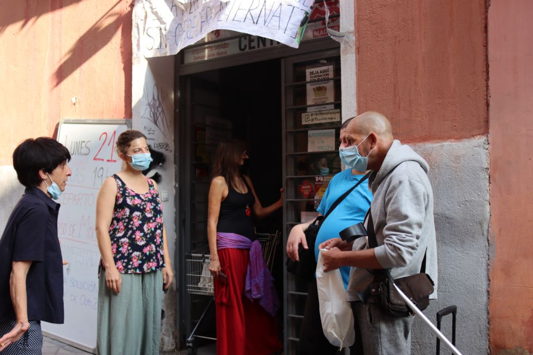 Coordinadoras del centro de Calle del Olmo 20 repartiendo comida. Coordinadoras del centro de Calle del Olmo 20 repartiendo comida.