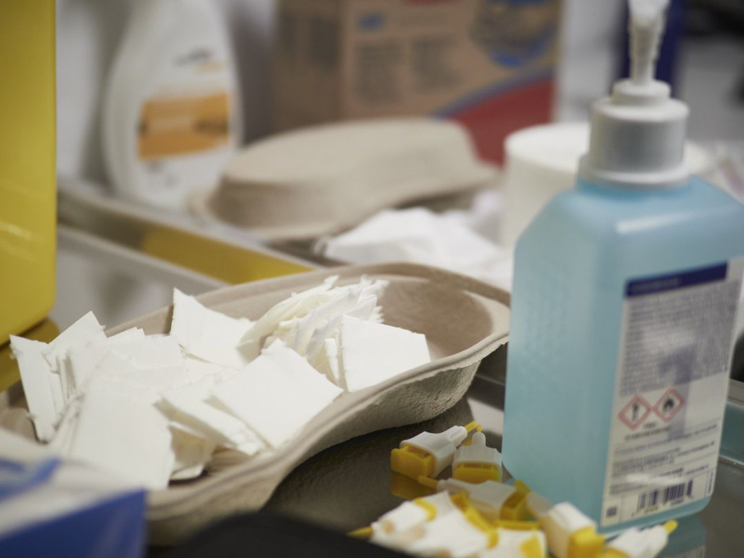 Gel hidroalcohólico en un dispositivo de vacunación en Pamplona, en el antiguo colegio Maristas Gel hidroalcohólico en un dispositivo de vacunación en Pamplona, en el antiguo colegio Maristas