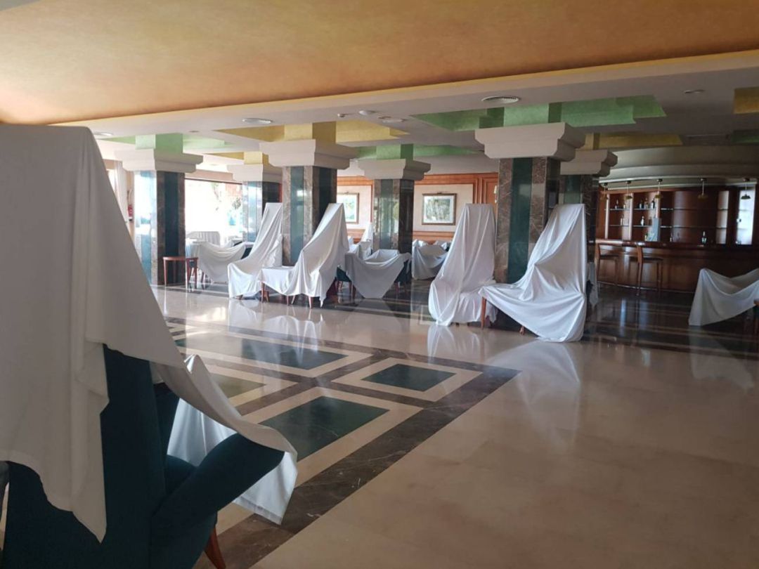 (Archivo) Mobiliario cubierto en un hotel de la Costa del Sol (Archivo) Mobiliario cubierto en un hotel de la Costa del Sol