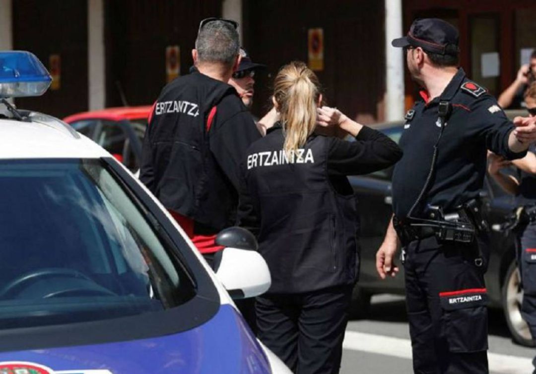 Agentes de la Ertzaintza Agentes de la Ertzaintza