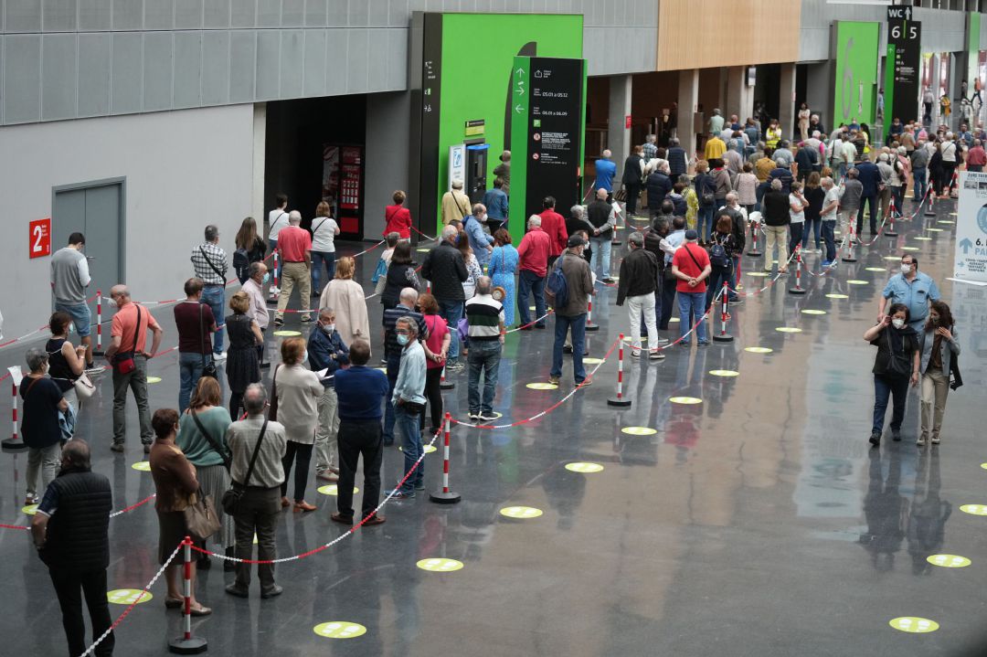 Varias personas hacen cola para recibir la vacuna contra el COVID-19 en el Bilbao Exhibition Center (BEC) de Barakaldo Varias personas hacen cola para recibir la vacuna contra el COVID-19 en el Bilbao Exhibition Center (BEC) de Barakaldo