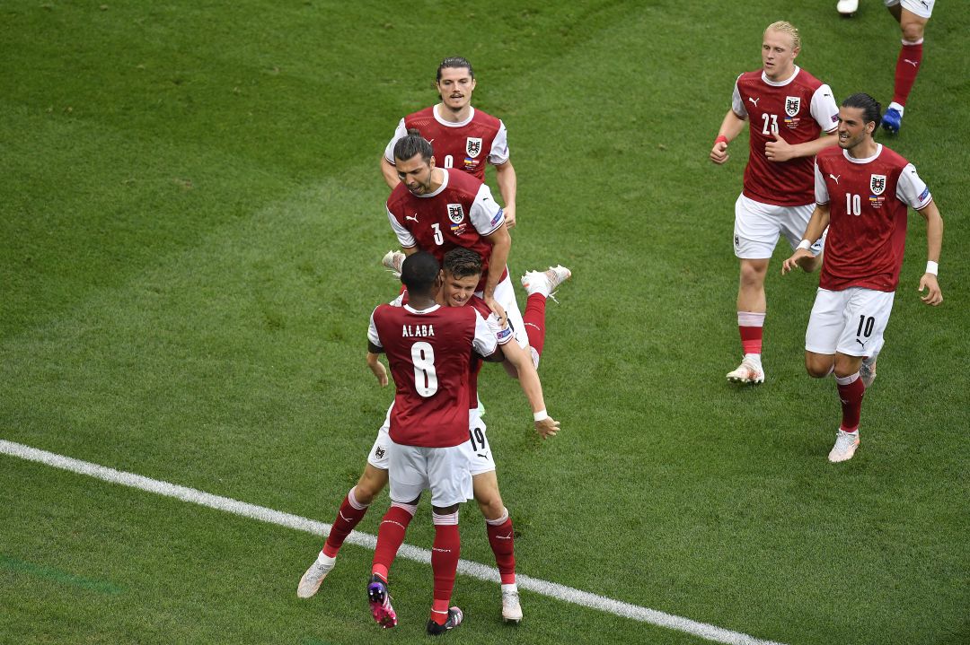 Los jugadores austriacos celebran el gol de Baumgartner Los jugadores austriacos celebran el gol de Baumgartner