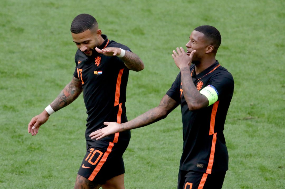 Wijnaldum y Depay chocándose la mano en el Holanda - Macedonia Wijnaldum y Depay chocándose la mano en el Holanda - Macedonia