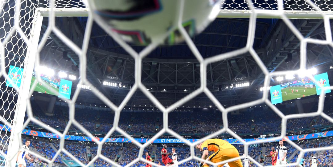 Lukaku bate a Hradecky y rompe el sueño finés Lukaku bate a Hradecky y rompe el sueño finés