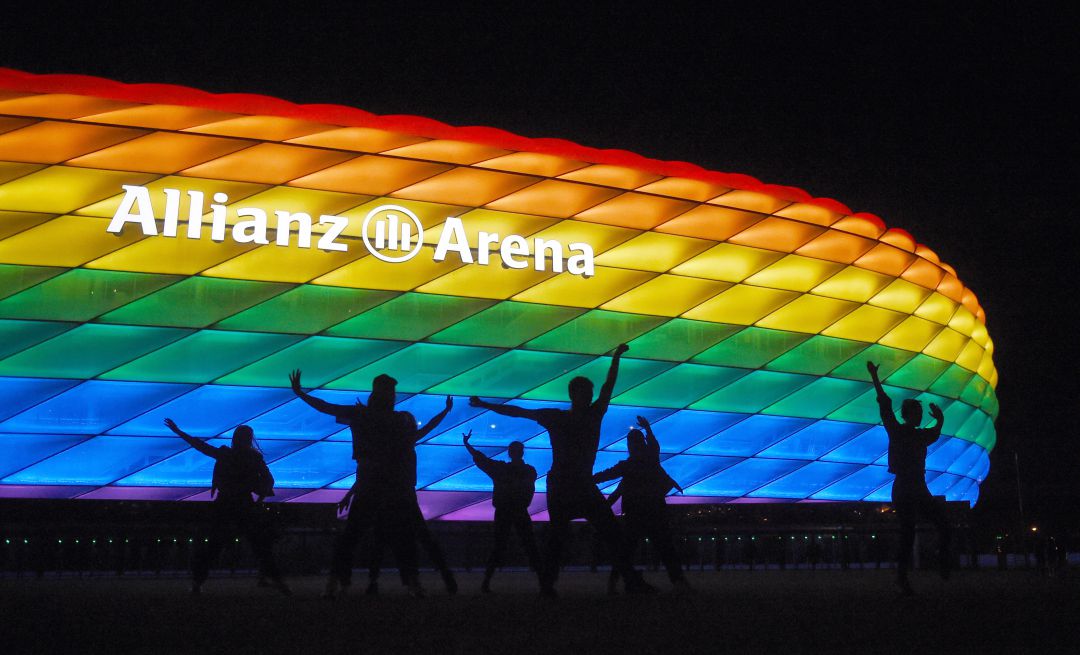 El estadio Allianz Arena iluminado con los colores de la bandera LGTBI El estadio Allianz Arena iluminado con los colores de la bandera LGTBI